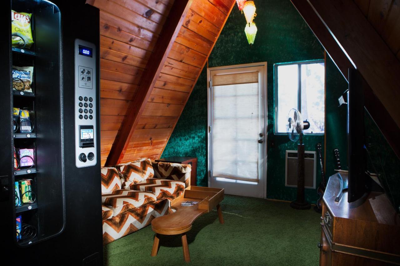 Hicksville Pines Chalets & Motel Айділлвайлд Екстер'єр фото